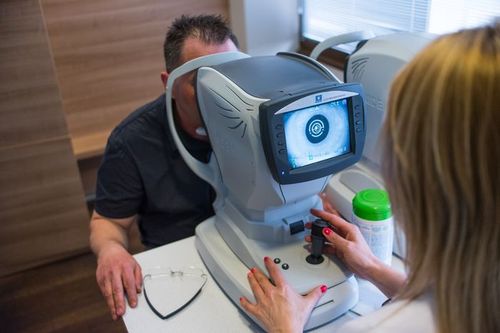Milyen látásproblémákra kínál megoldást a lézeres látásjavító kezelés?